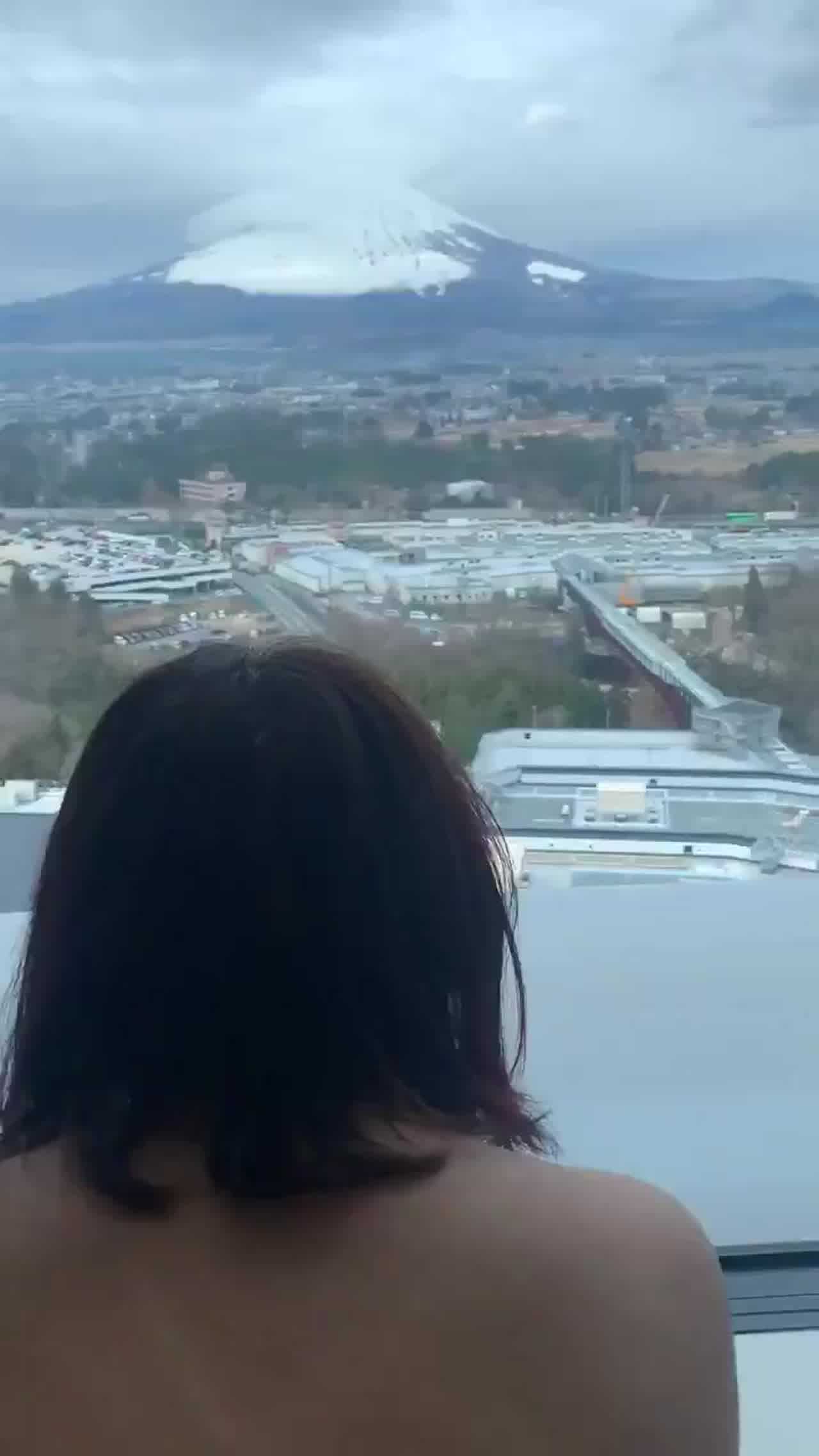  落地窗边后入 的剧照9