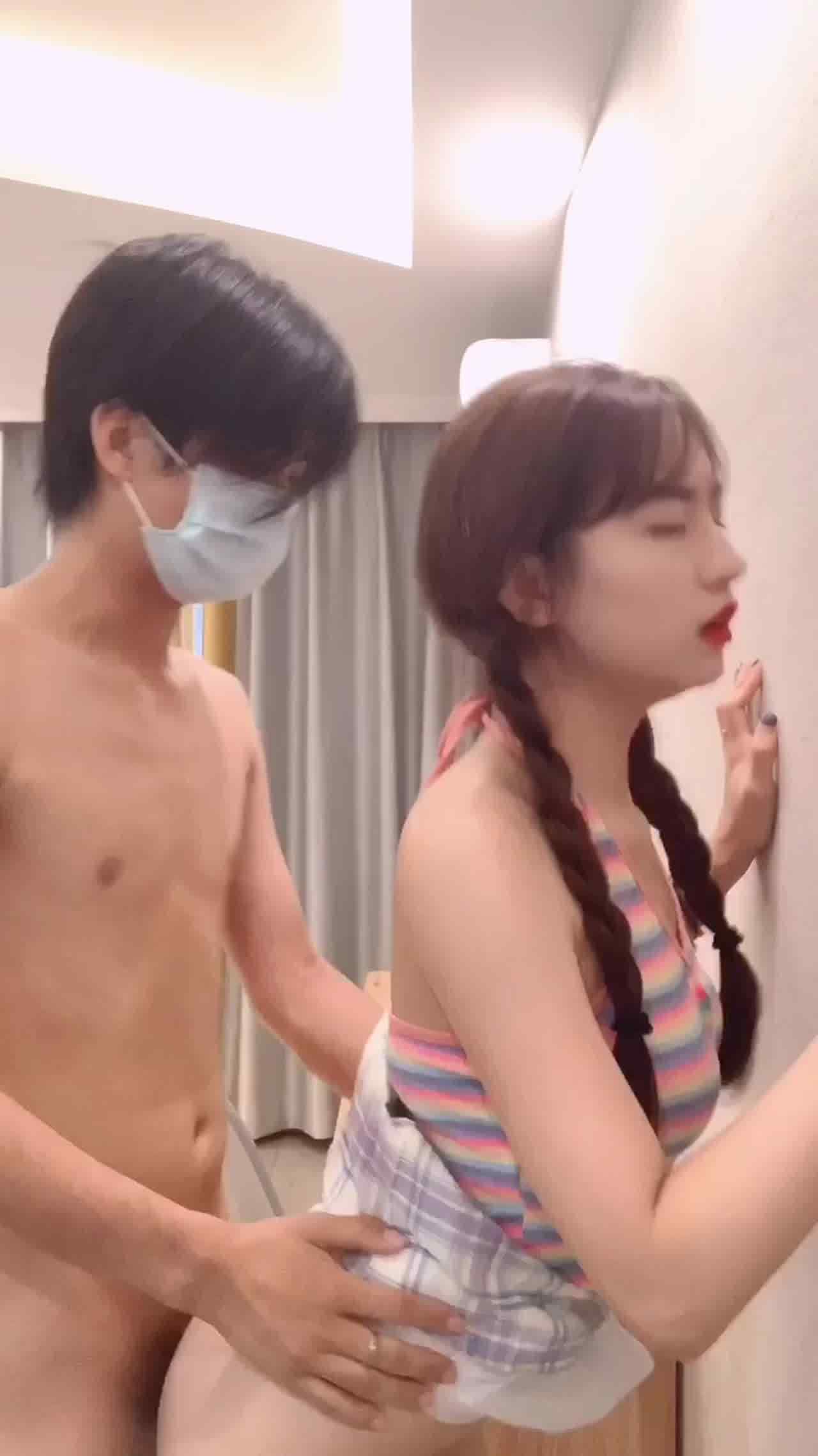  最近非常火的91女神 不见星空压在墙上干 的剧照9