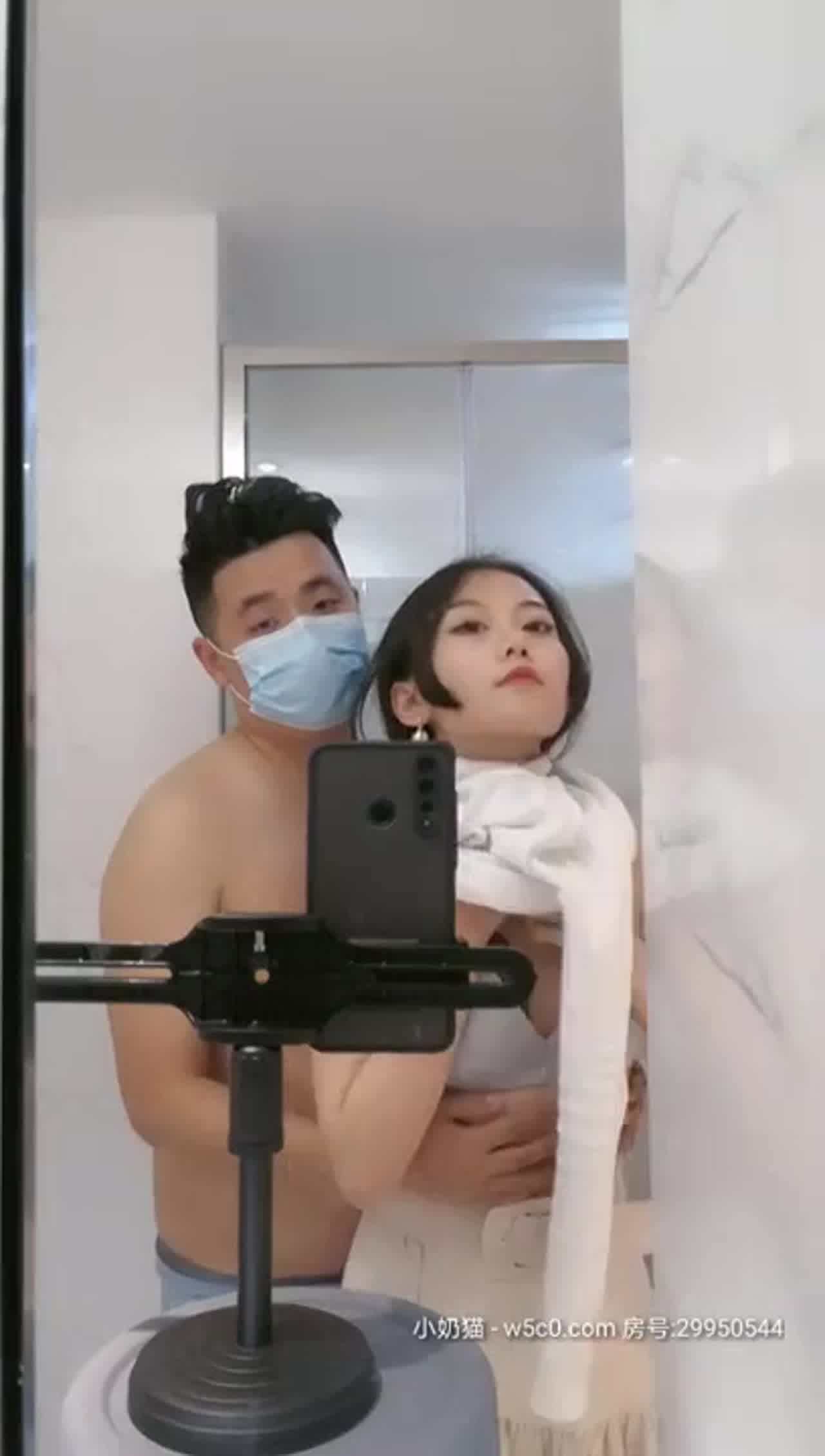  极品校花《大一学妹》豪华酒店，和同学激情啪啪口爆 的剧照5