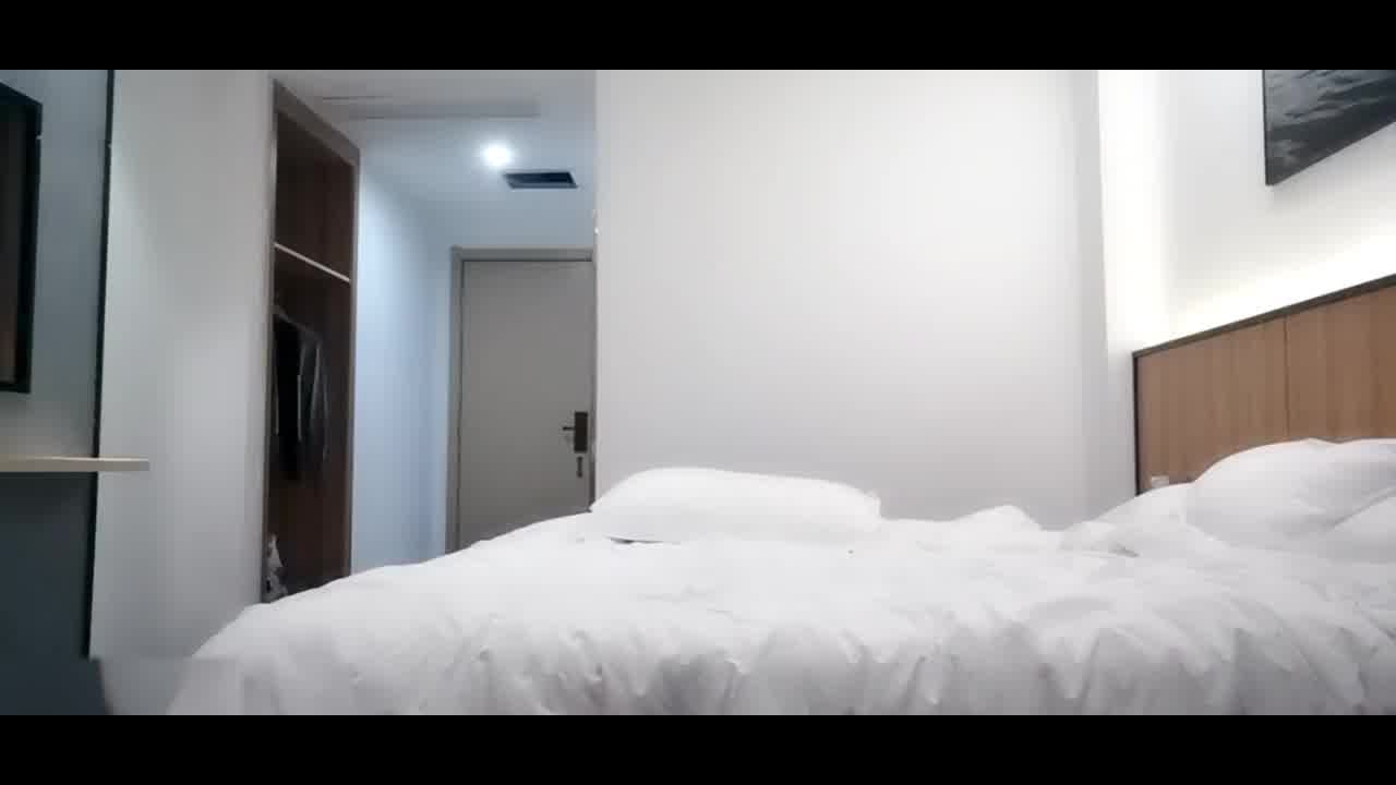  屌哥探花和油哥探花再双贱合并齐操3P，爱笑兼职牛仔裤女孩前裹后怼。真实酒店偷拍 的剧照7