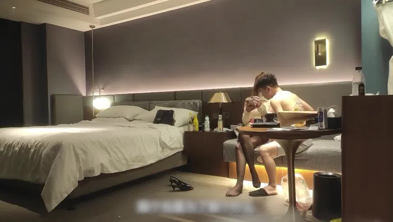  【背着男朋友第一次出来接客，就被偷拍运气没谁】 175CM金发女神，偷偷拔套，发现竟然一点都不生气！ 的剧照2