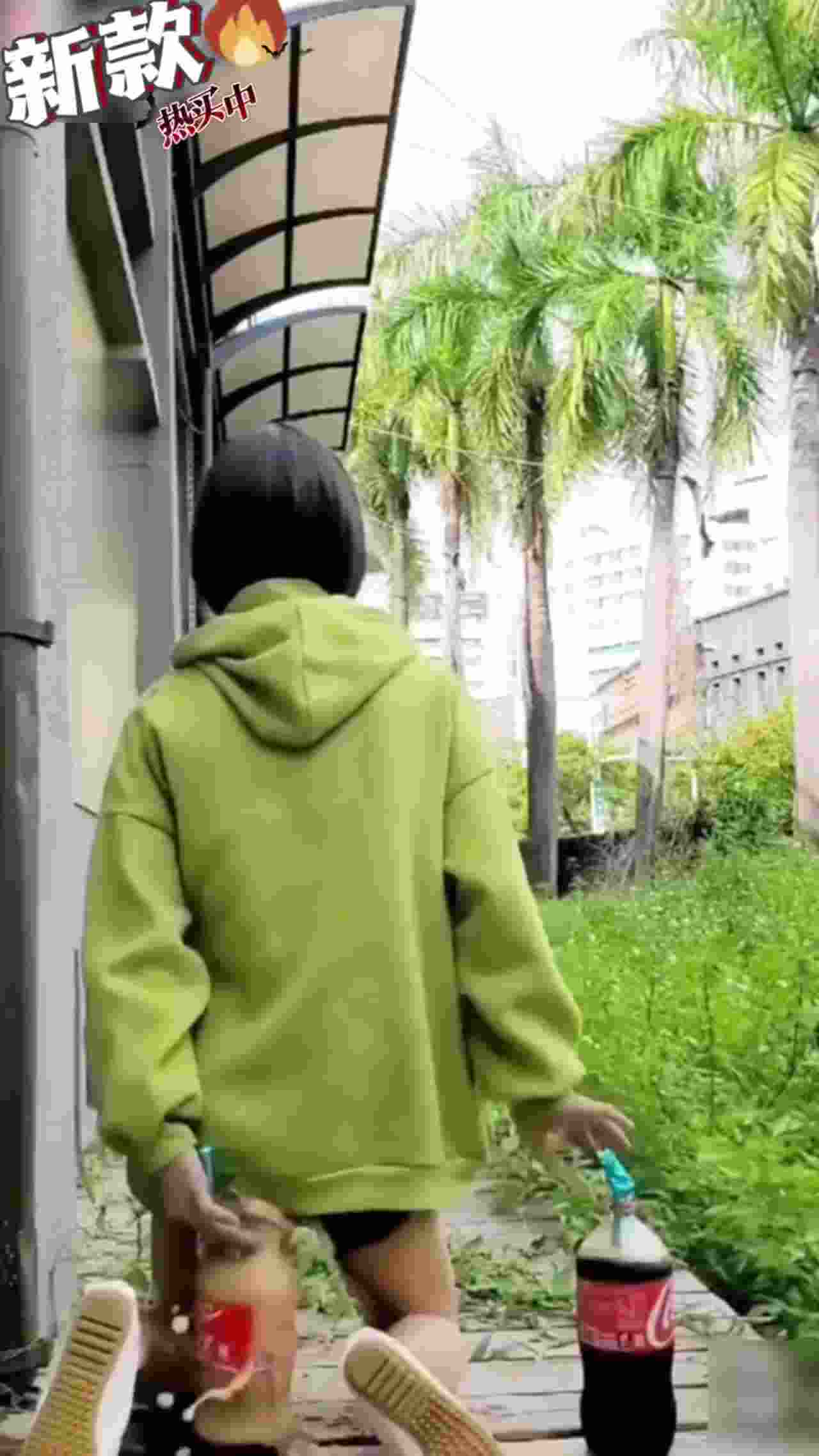  【疯狂系列】可乐喷射菊花 变态街头失禁 的剧照1