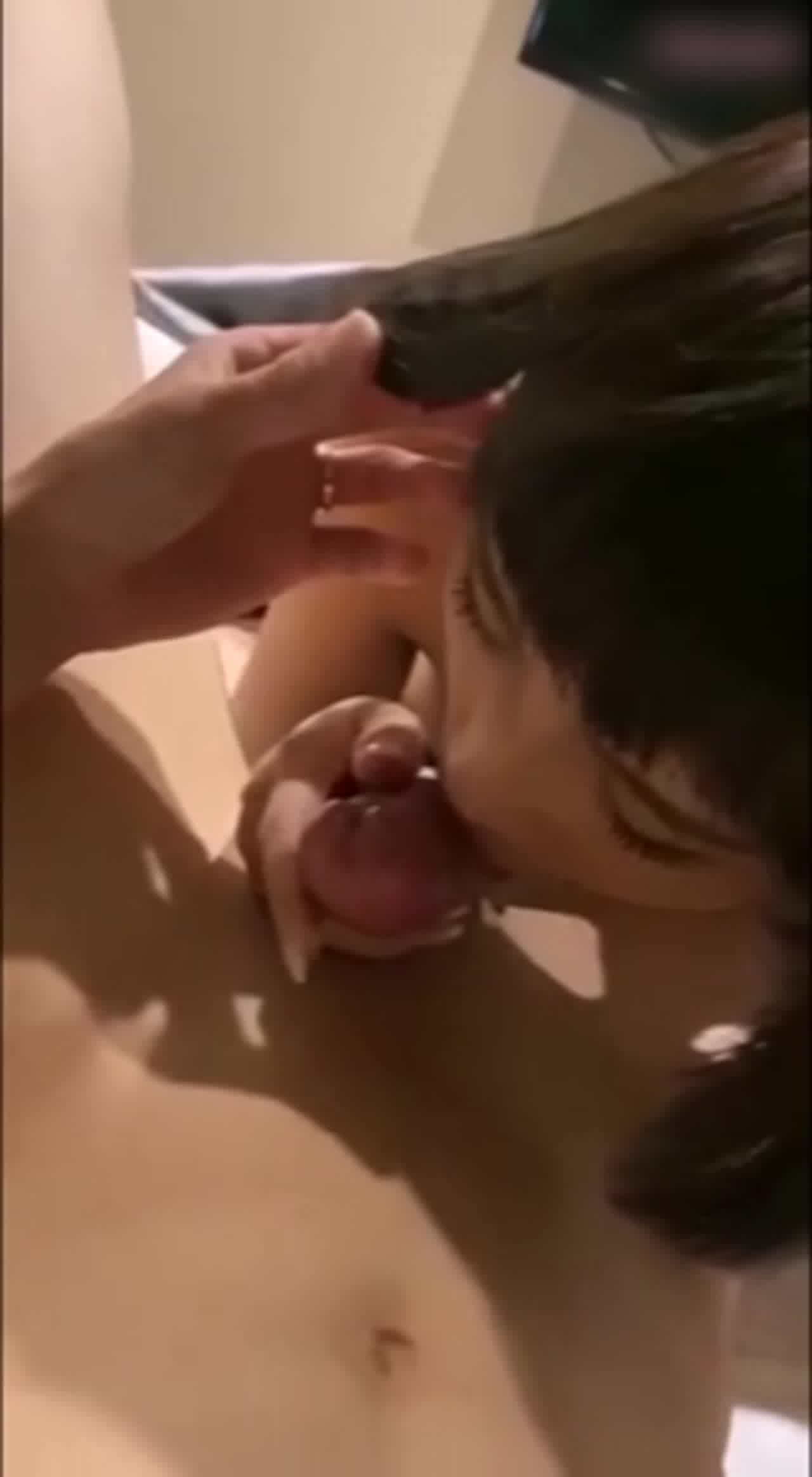  淫荡大一女友约我一起私拍 的剧照4