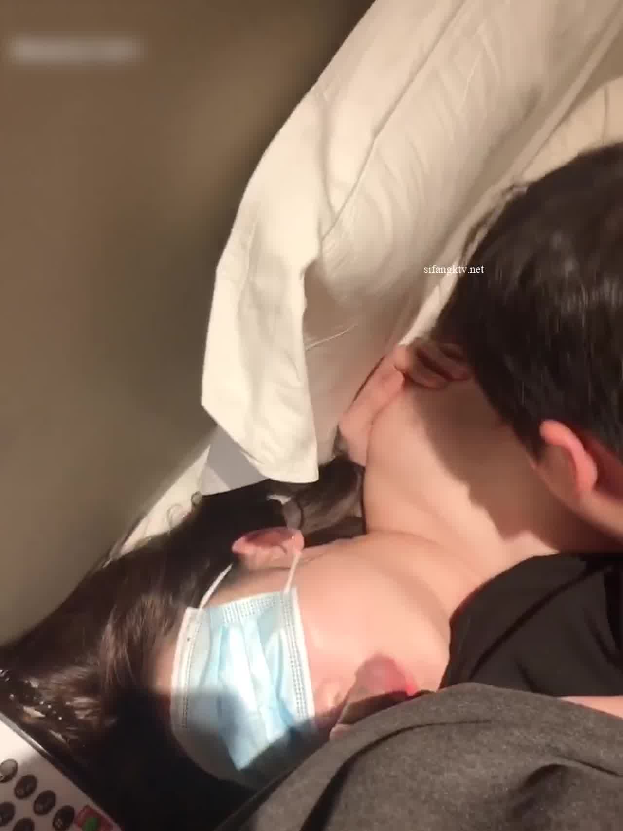  漂亮小姐姐3p双男一个舔奶，一个被口 的剧照10