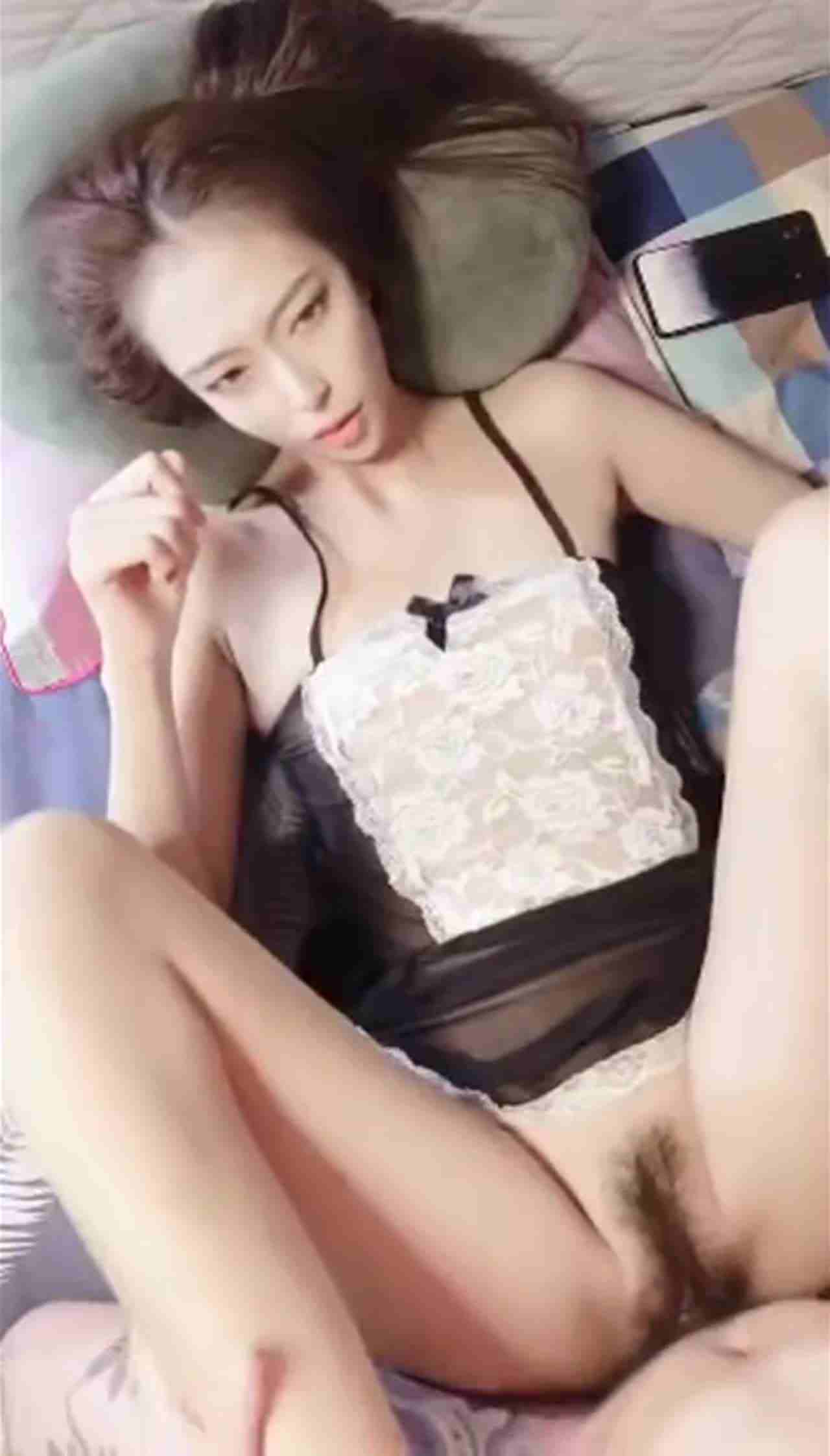  高颜值妹子各式服装诱惑 四 的剧照1
