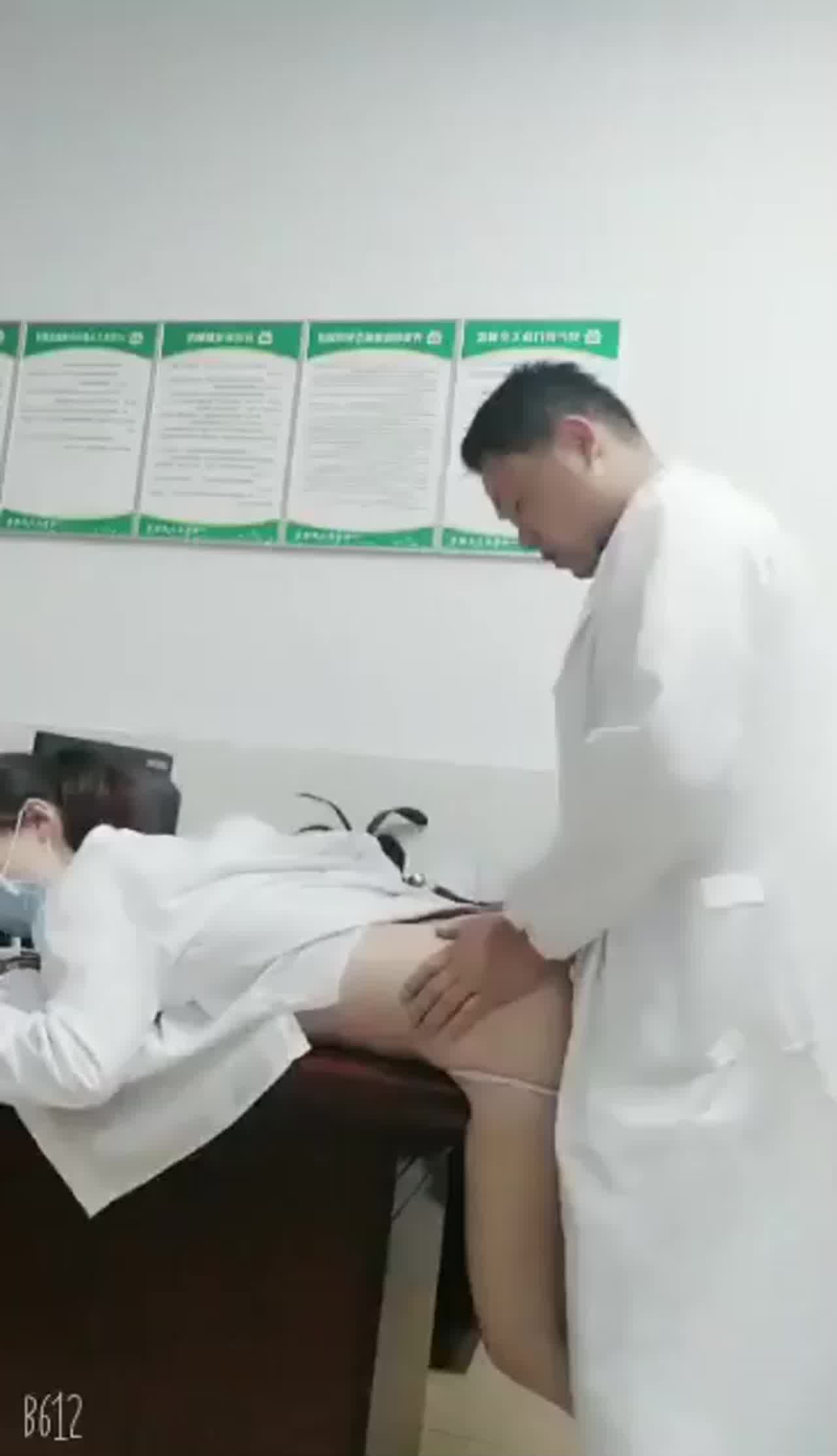  某院主任医生与女护士办公室淫乱泄密流出 的剧照9