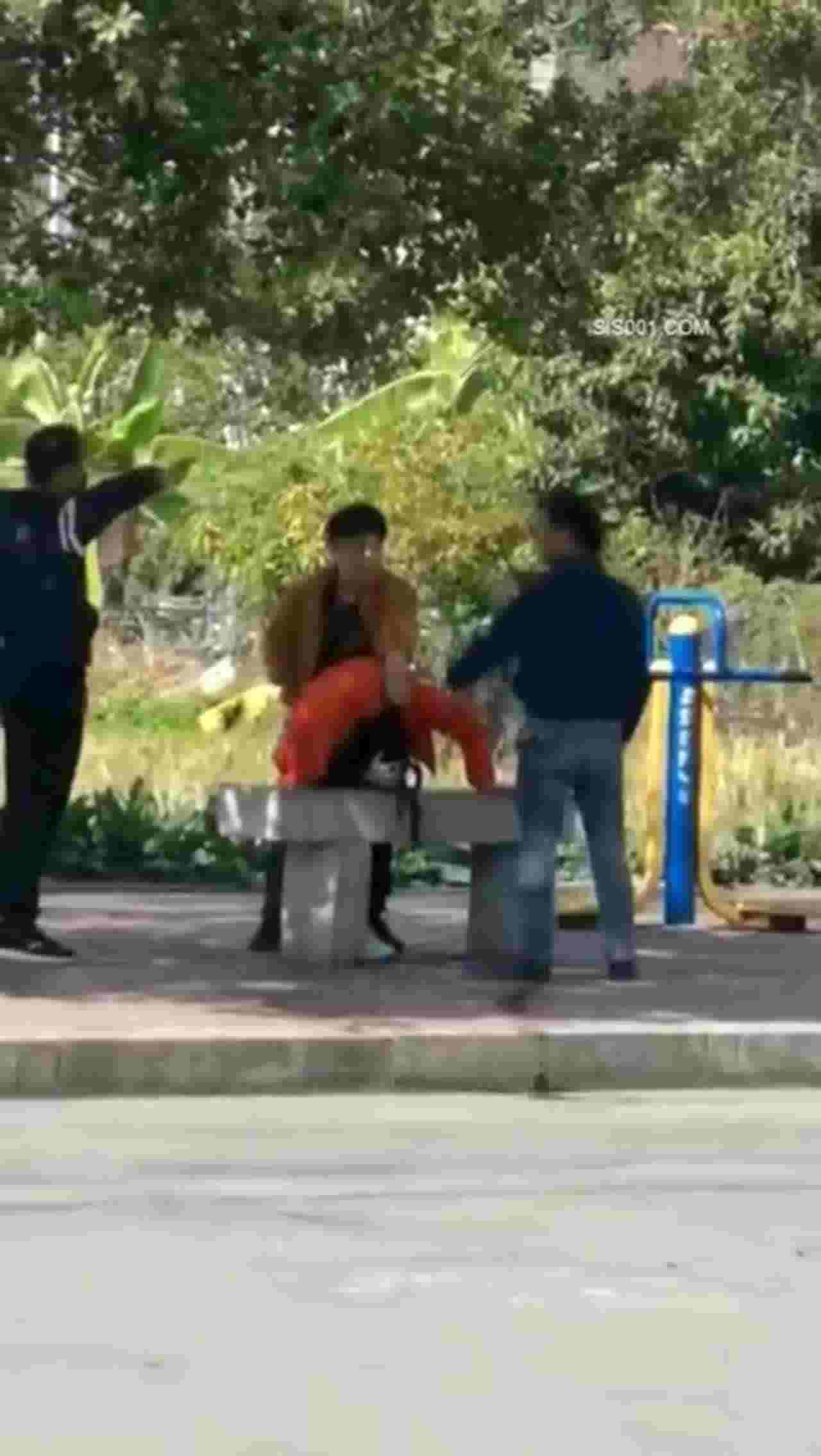  太扯！光天化日无情进洞！ 的剧照10