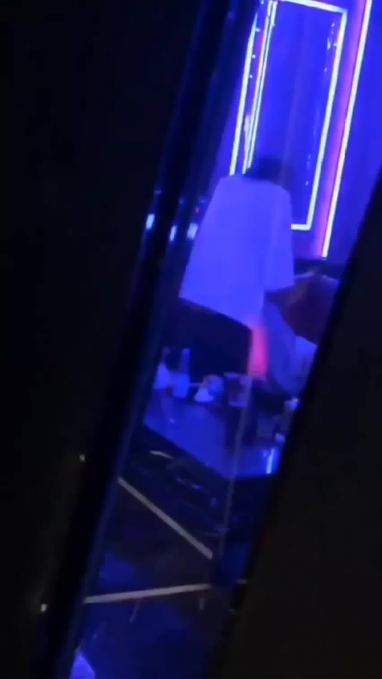  KTV包间偷拍大学情侣激情做爱 的剧照10