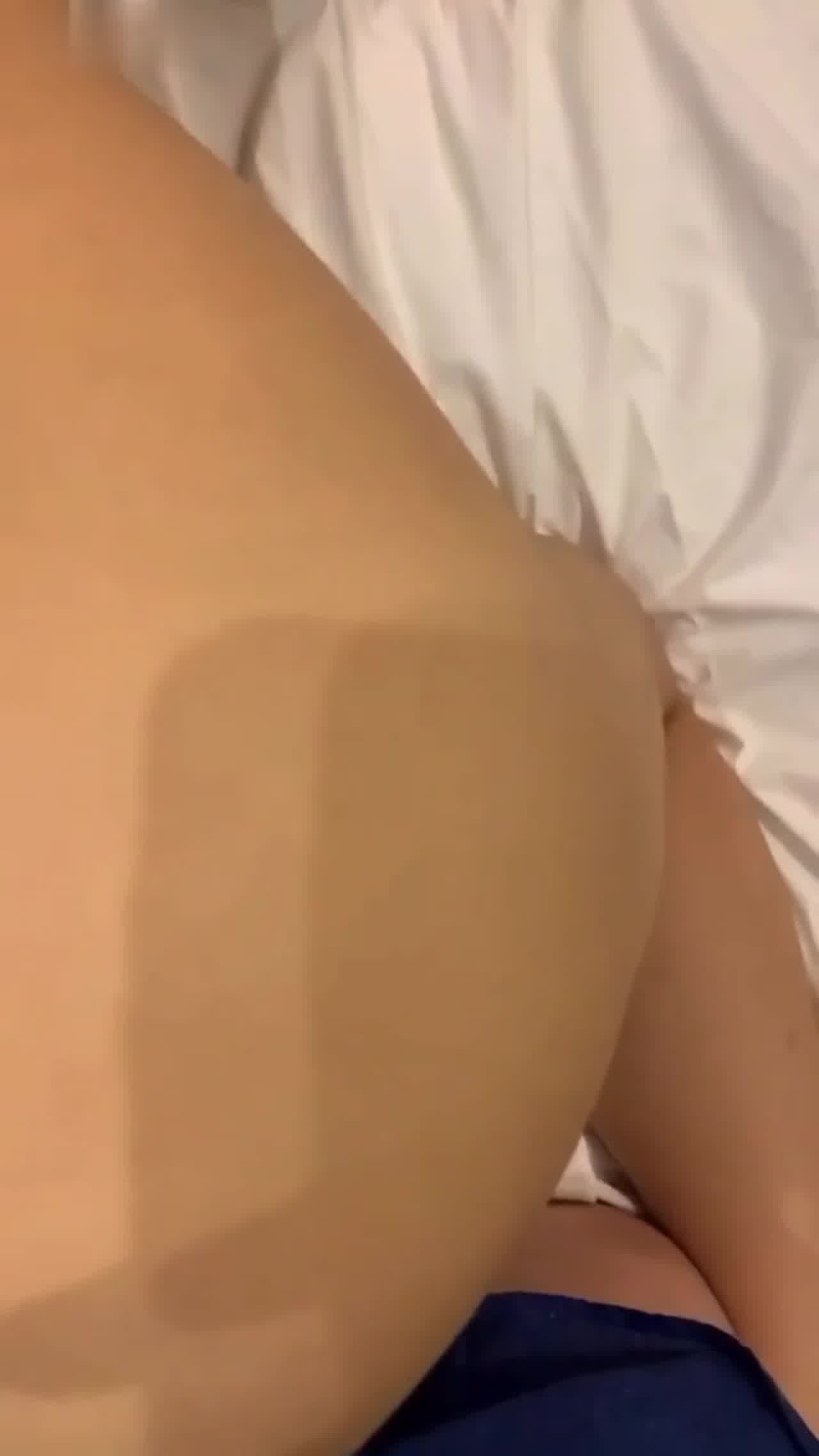  【PUA骗炮学妹】主动张嘴口爆，体超敏感一碰就受不了，高潮叫声羞涩淫荡，粗暴抽插妹子爽懵了。 的剧照1