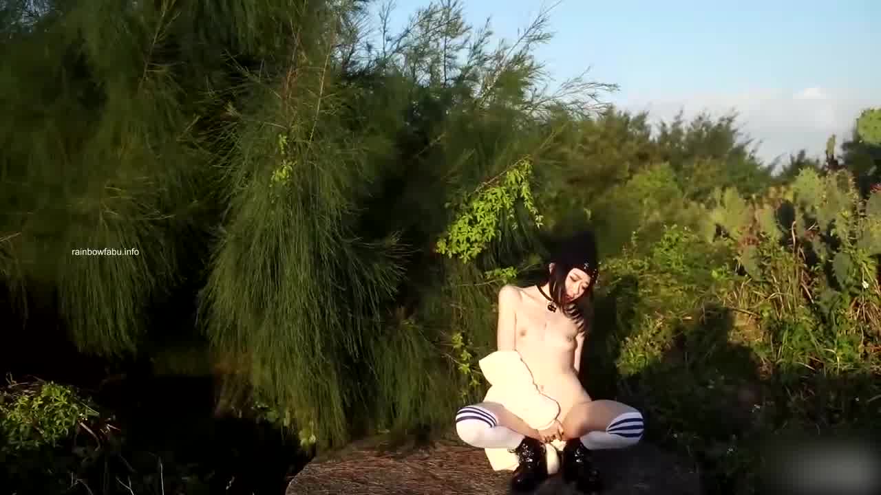  JVID 全裸四点全露无遮美女卯咪野外露出缓解压力 被路过的偷窥男过足了瘾 的剧照3