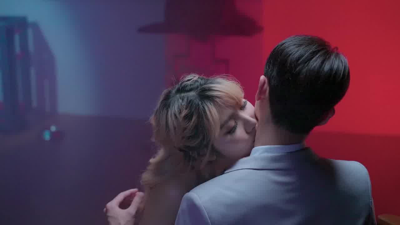  【大象传媒】芷媗 阴道无限痉挛 持续中出直到怀孕爱液四溢 的剧照4