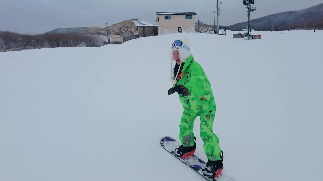  高铁女神Naomii穿着滑雪服在滑雪场斜坡边缘激情刺激性爱内射超级美鲍白虎逼 的剧照7