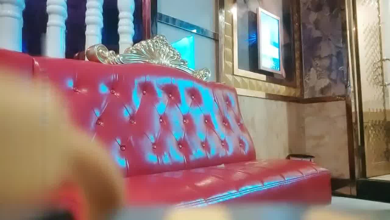  刚来公司没多久的小姐姐，约去KTV唱歌，大胸小姐姐一会儿被脱光，门都没关，后入啪啪暴力输出！ 的剧照6