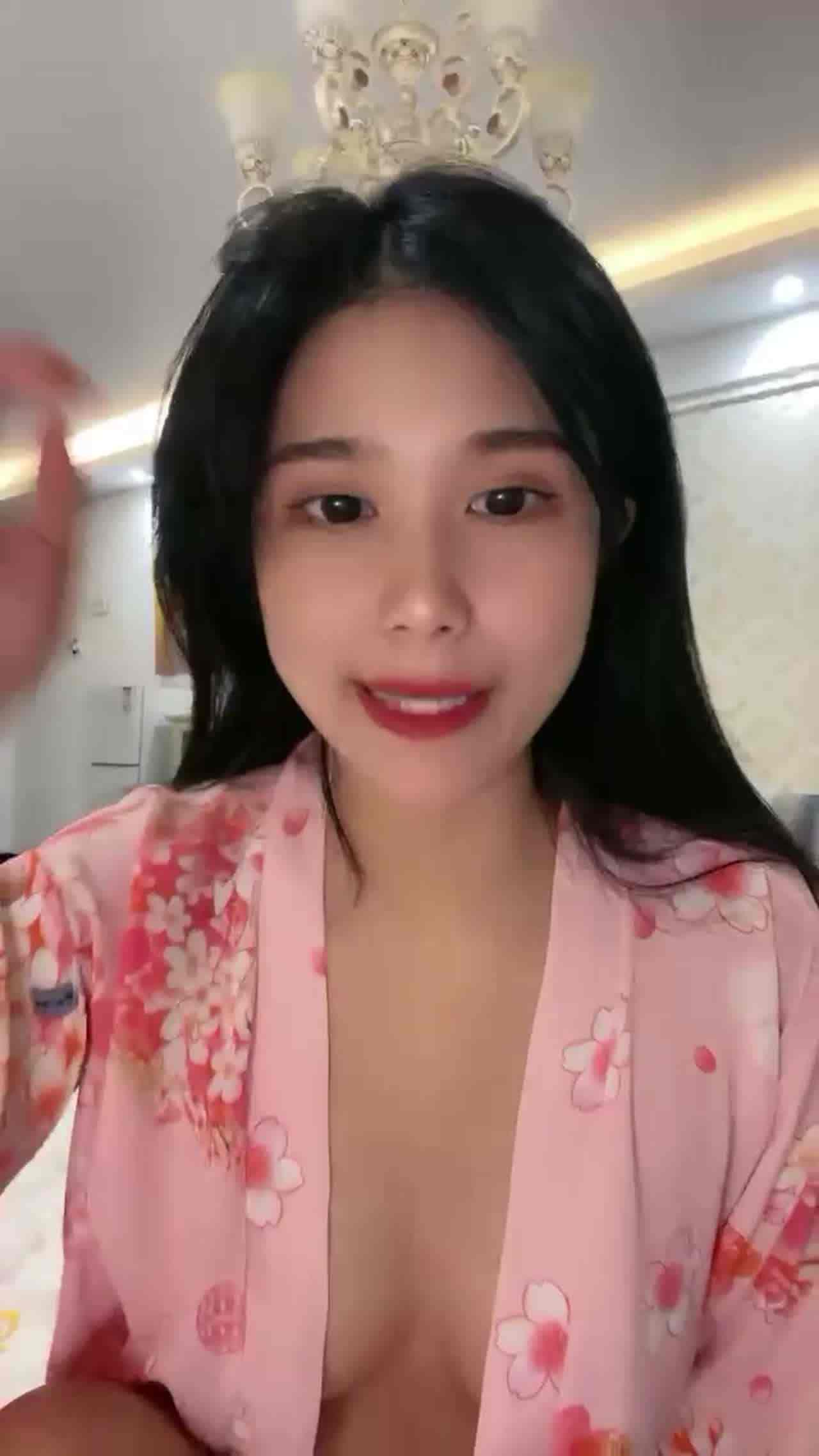  极品浪母狗爱玩具爱手淫更爱被操 的剧照5