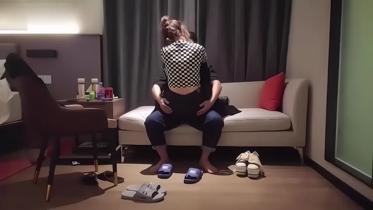  小胖专攻轻熟女，活好逼浪，沙发疯狂操逼 的剧照4