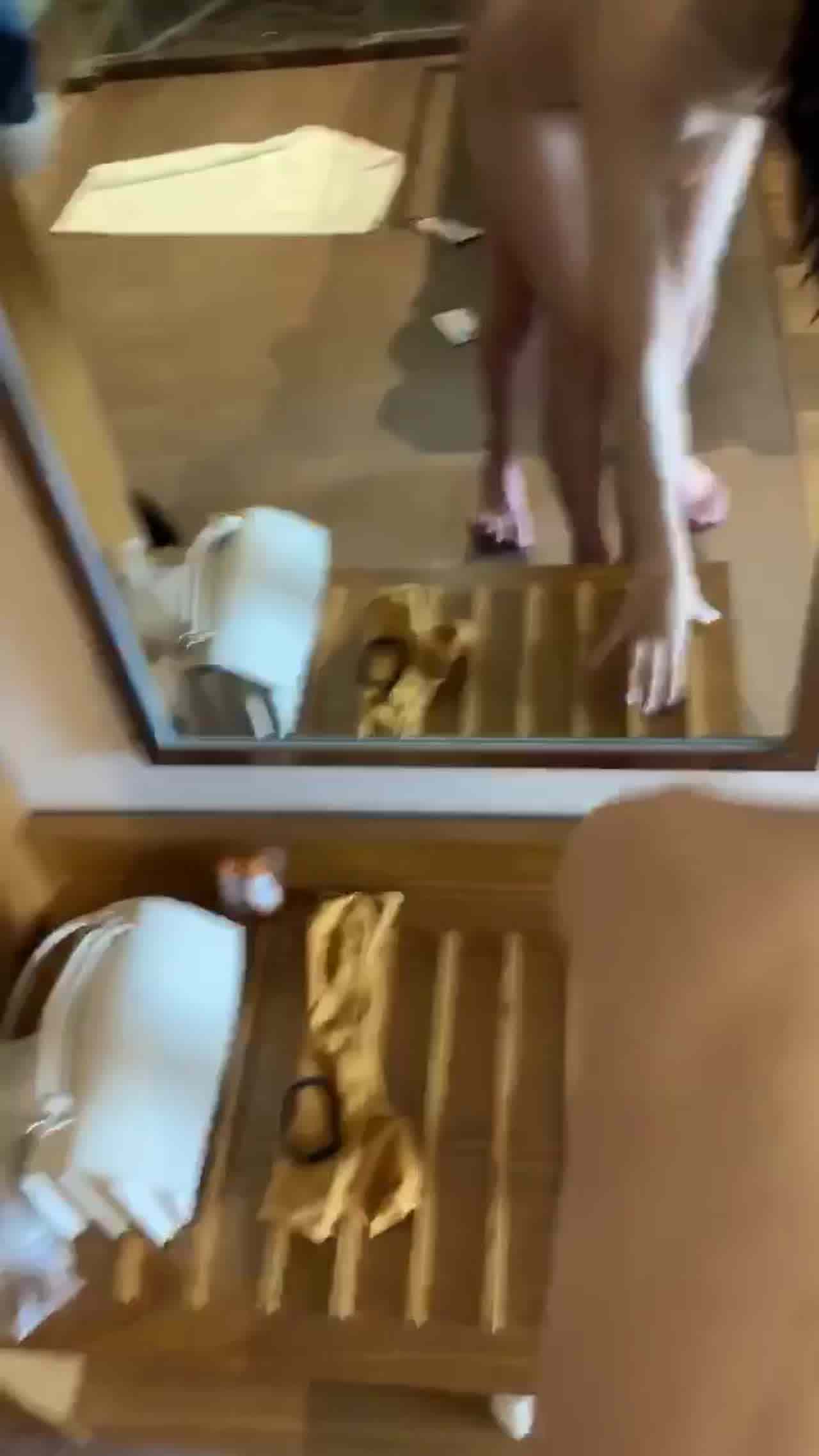  人妻纤细肥臀丰乳 镜子前站立后入爆插 的剧照3