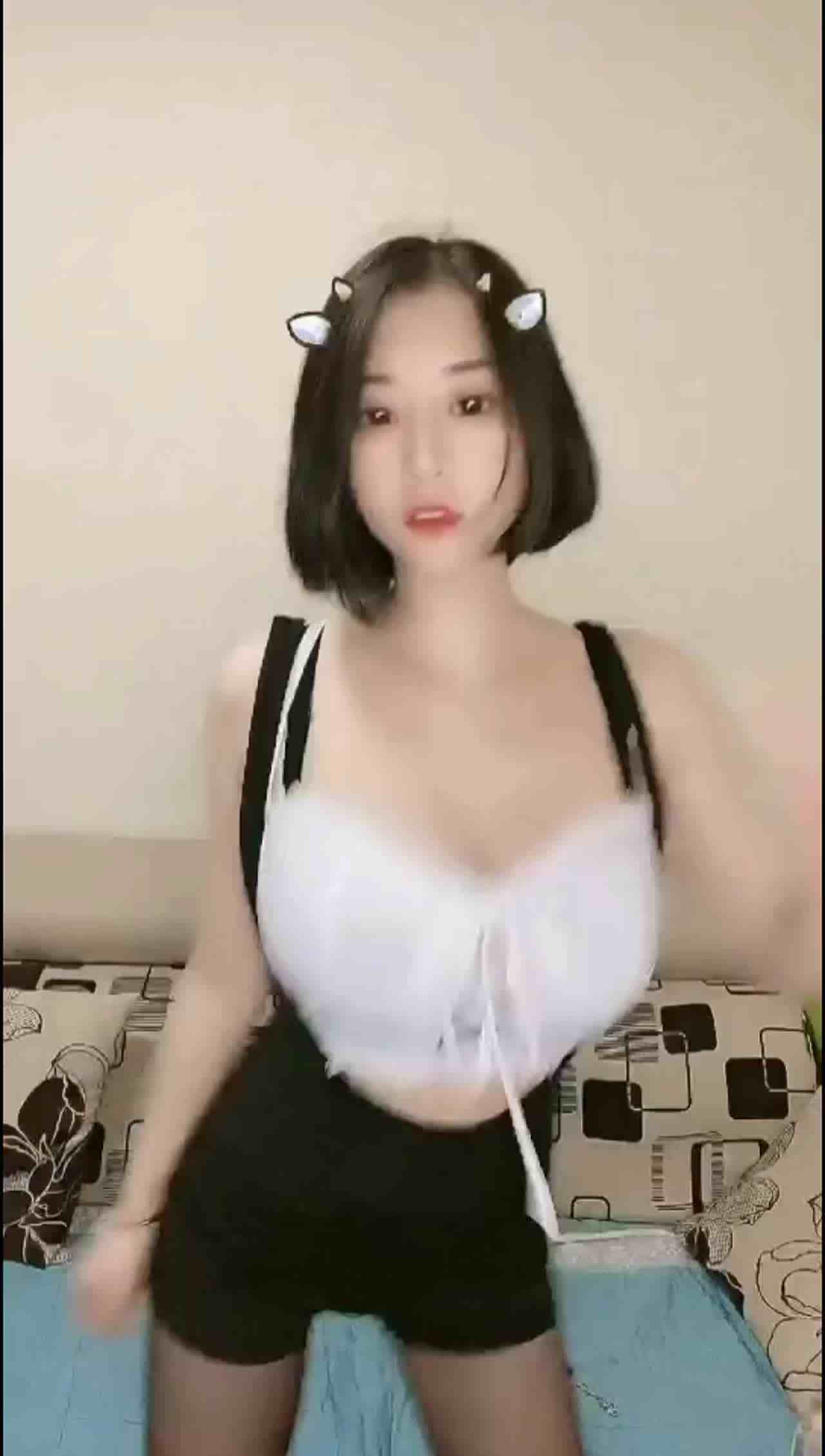  超美短发正妹晃起来够胸很 的剧照6