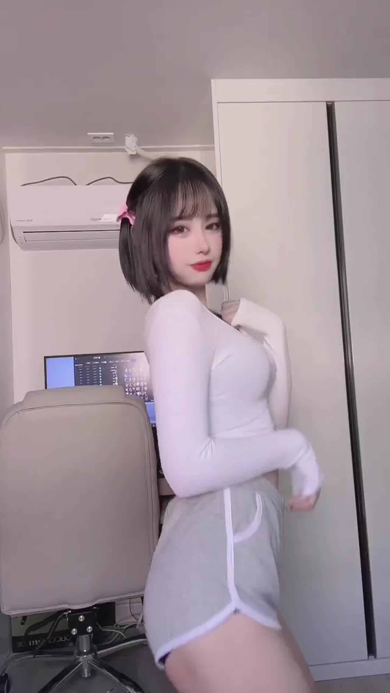  短发白嫩小姐姐 长得越正私下越骚 的剧照4