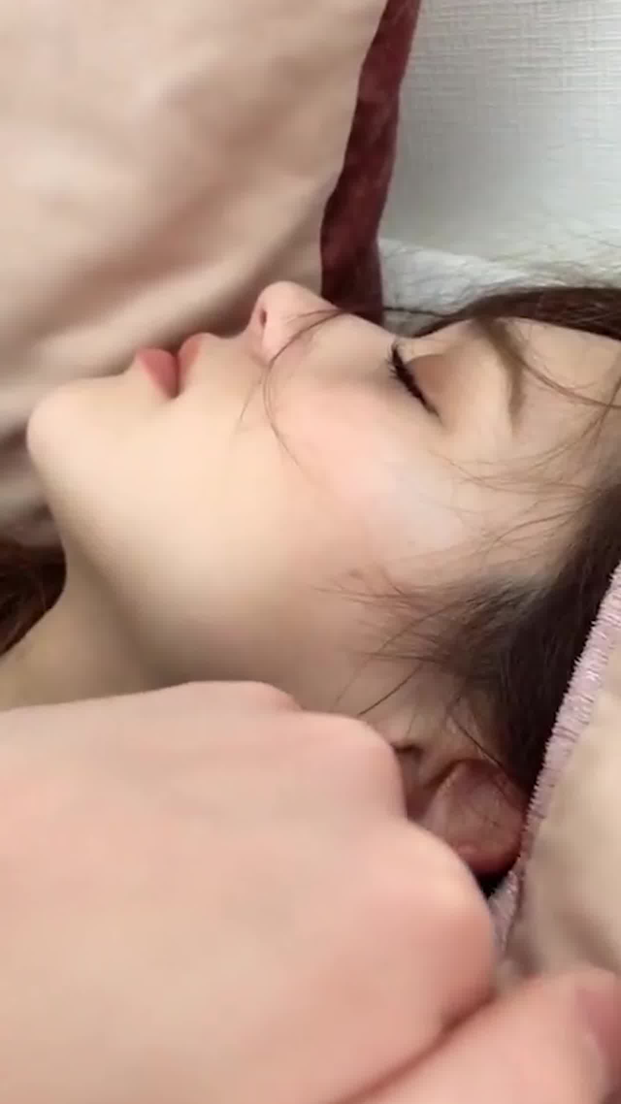  漂亮马子在睡觉硬是给她摸起来操一炮 的剧照1