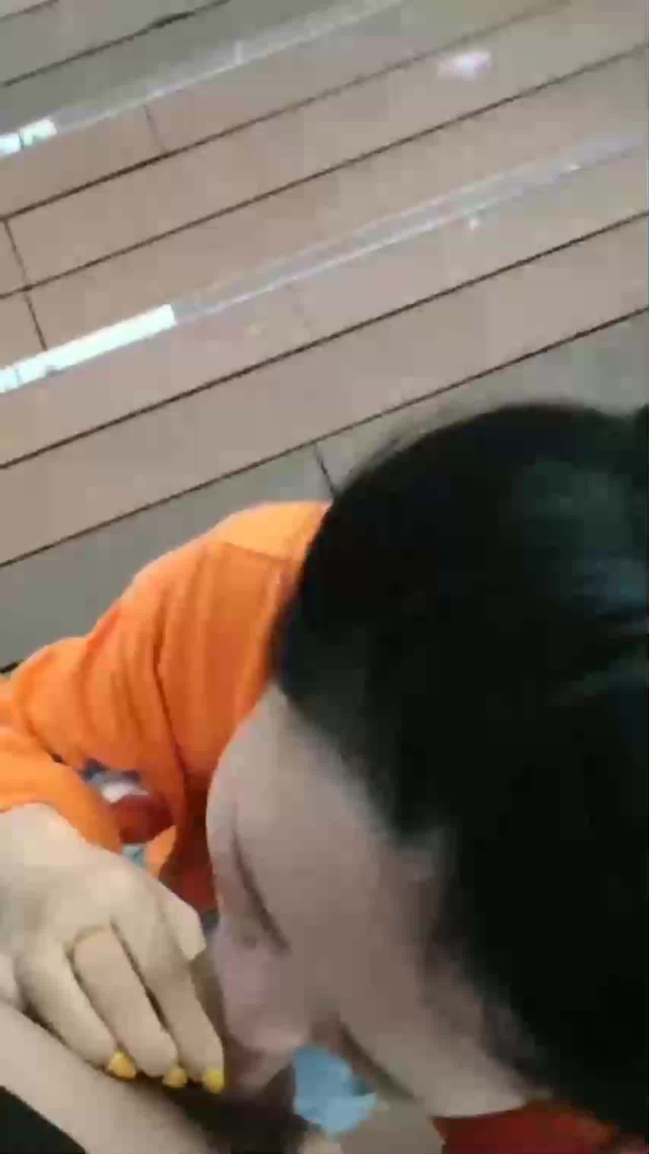  新交的珠宝店柜台大奶女友，户外河边尽情口交，给我口口，_还没口就硬了_，舒服哇舒服！ 的剧照2