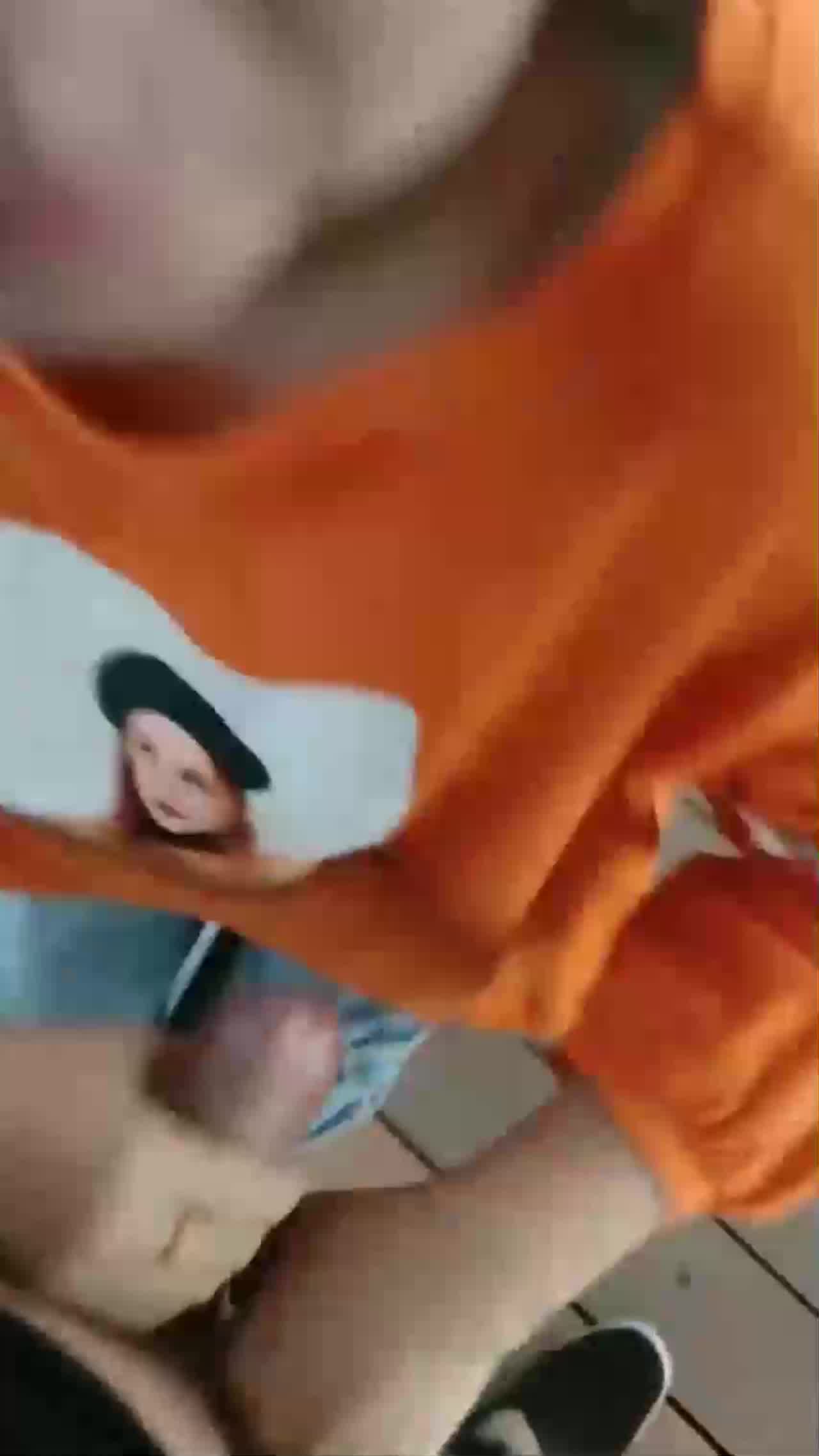  新交的珠宝店柜台大奶女友，户外河边尽情口交，给我口口，_还没口就硬了_，舒服哇舒服！ 的剧照5