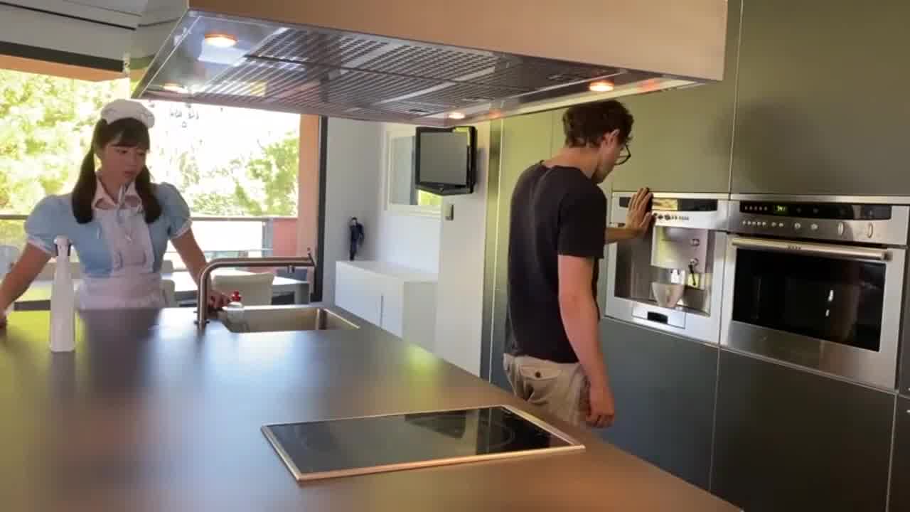  女仆美尻欧妮太性感～让饿不得的男友直接在厨房上了！ 的剧照3