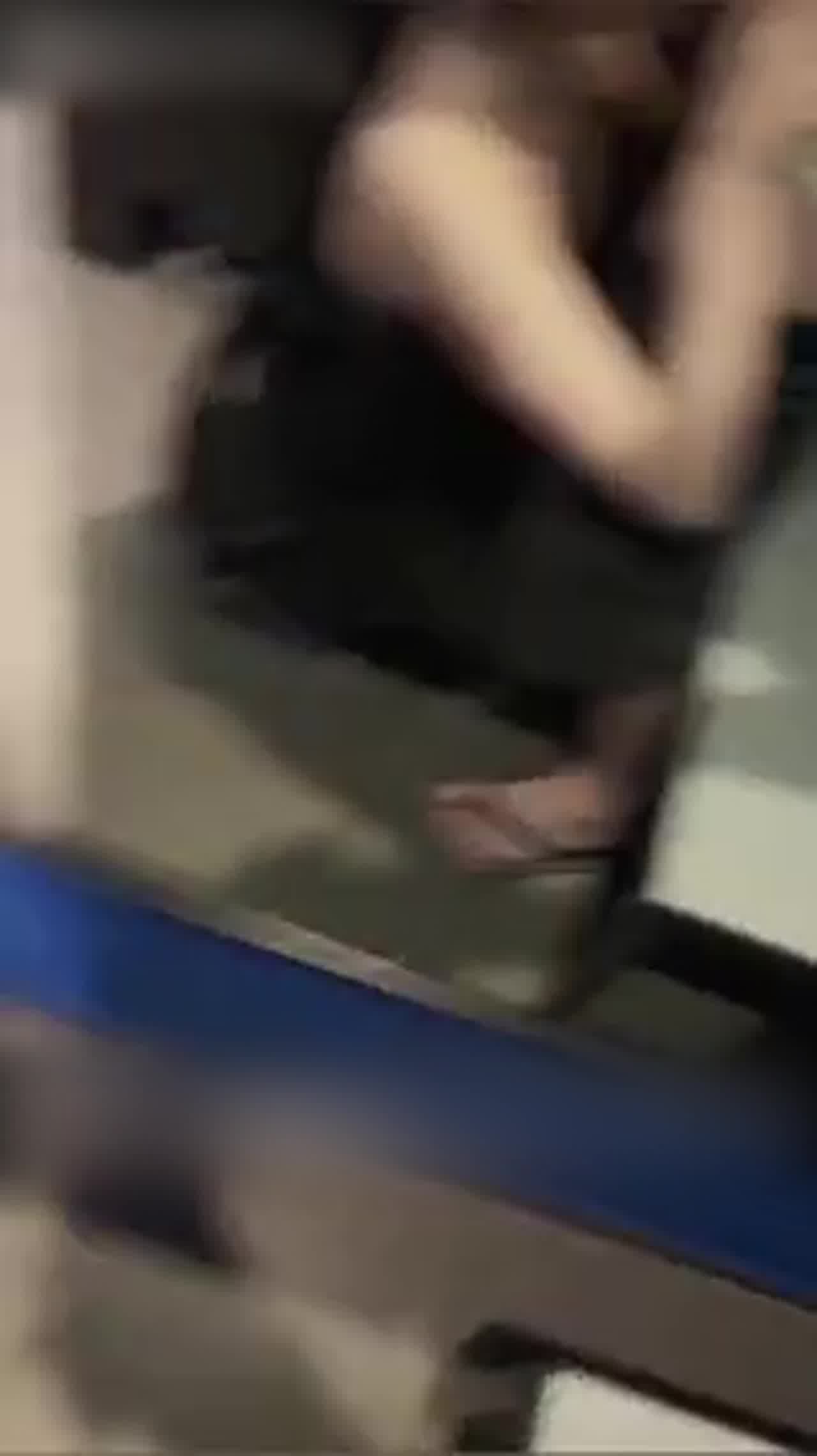  疯传健身教练和女学员在镜子前啪啪 的剧照10