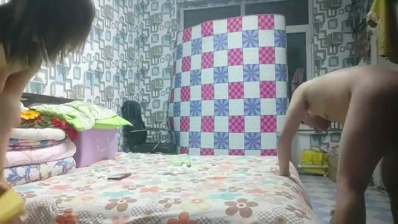  奸夫直接偷家了，强上良家少妇，拔下内裤扣穴，后入猛撞，无套内射中出 的剧照6