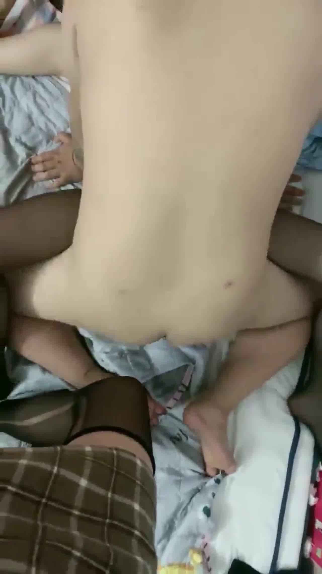  这个男的鸡巴不够力阿 两个女共享一个 的剧照5