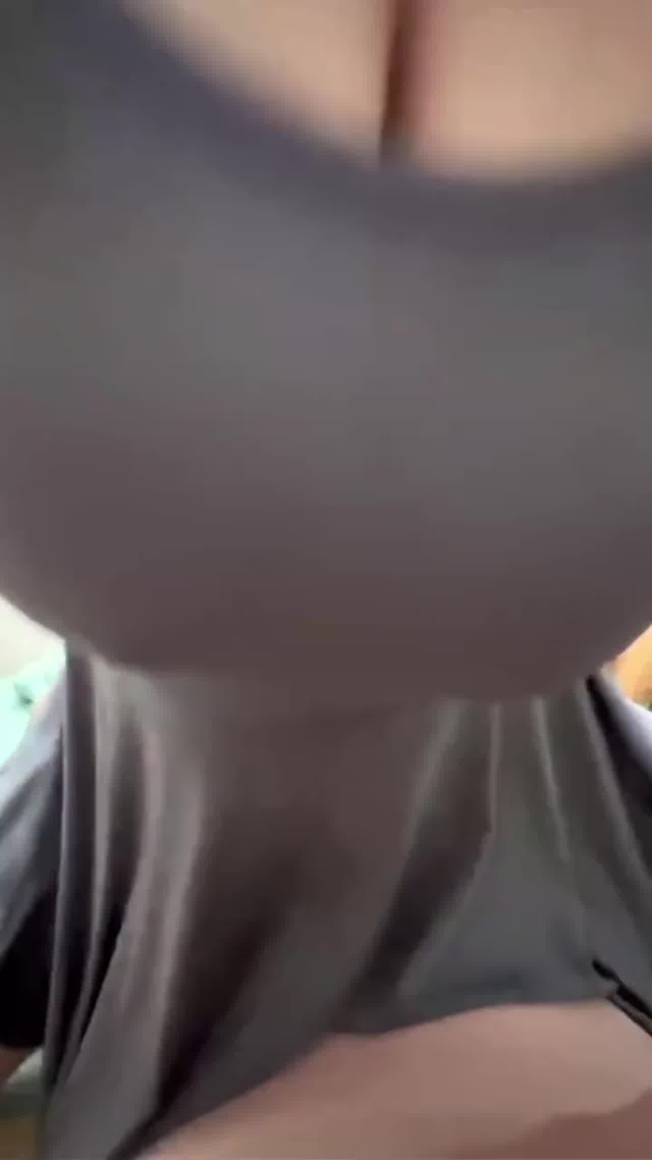  【核弹级巨乳顶着屏幕第一视角】这胸也太大了！一只手完全捏不住，姐弟乱伦无套不敢射进去，射姐姐满脸 的剧照4