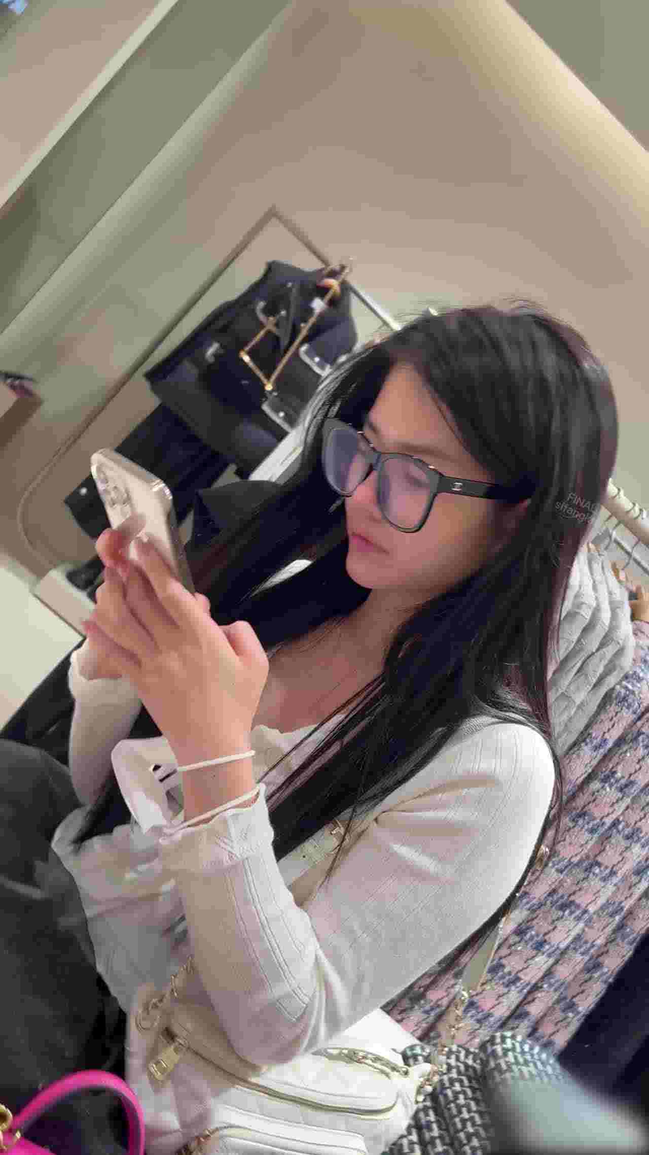  两个小姐姐逛街！吊带袜和大胸眼睛妹！ 的剧照4