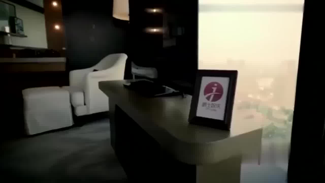  淫乱夫妻邀请大屌群友代替上阵 的剧照4