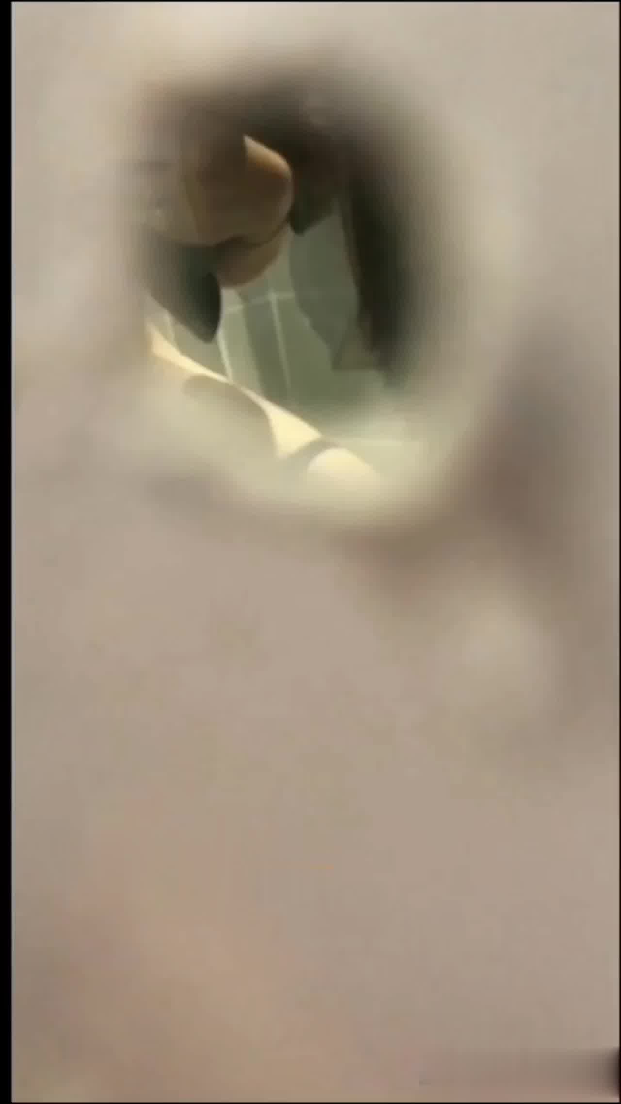  厕拍绿色长裙气质女神厕所放尿 的剧照10