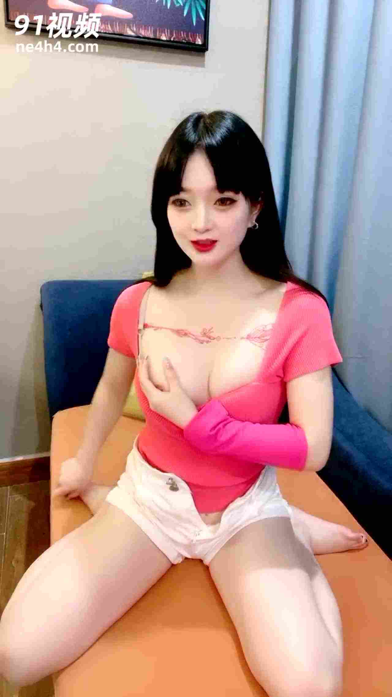  超骚御姐约啪网友性爱直播 的剧照7