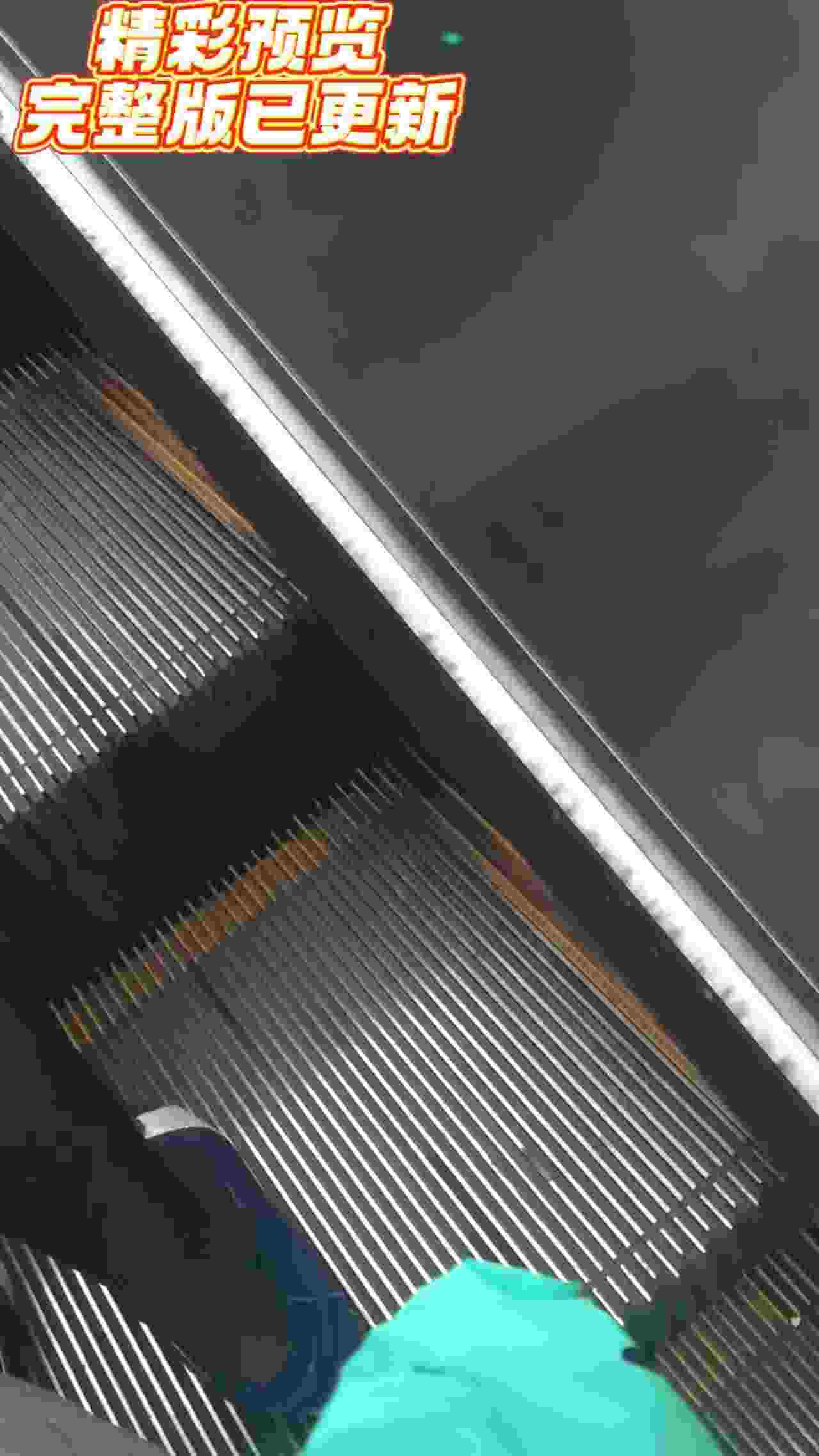  【重磅黑料】户外大神尾随美女，掏出鸡巴就对臀部喷射精液！：美女不好意思弄了点奶在你腿上，借机摸大腿。 的剧照5