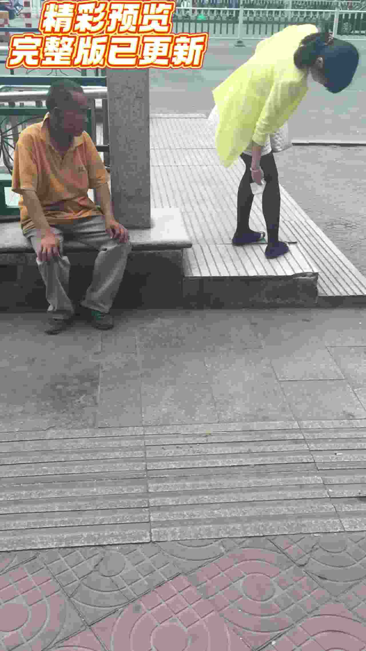  【重磅黑料】户外大神尾随美女，掏出鸡巴就对臀部喷射精液！：美女不好意思弄了点奶在你腿上，借机摸大腿。 的剧照8